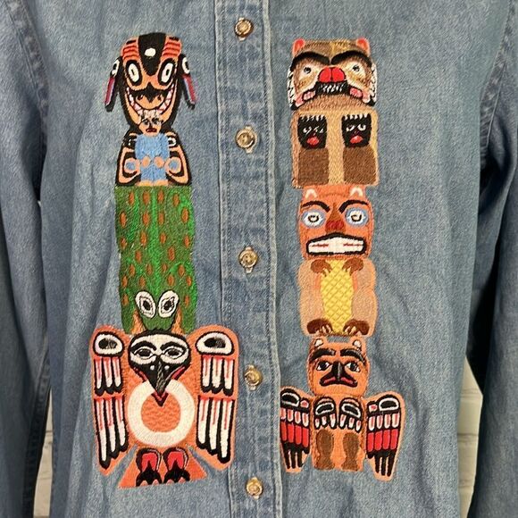 Totem Pole NW Indian Art Embroidered Denim Chambray Top Large Unique - Picture 2 of 6